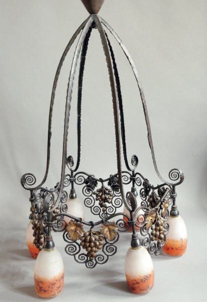 Lustre en fer forgé, monture à six branches et bandeaux à décor de pampres, cache-ampoule en verre marmoréen jaune orang