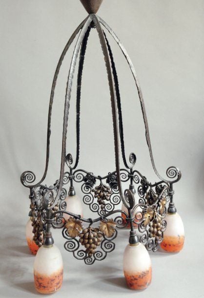 Lustre en fer forgé, monture à six branches et bandeaux à décor de pampres, cache ampoule en verre marmoréen jeune orang