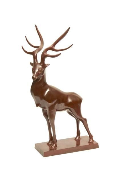 Magnifique cerf en bronze brillant de couleur rouge-marron foncé debout sur un socl