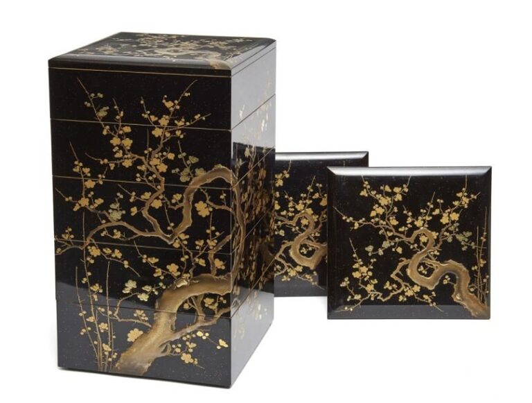 Magnifique ensemble de boites superposées (j?bako) décoré sur son extérieur d’une peinture en continu couvrant les plateaux et figurant un