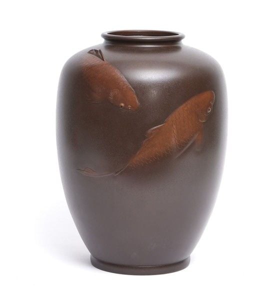 Magnifique grand vase en bronze foncé décoré de deux carpes koi en relief de couleur marron clai