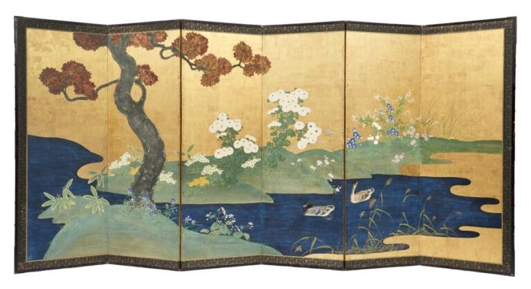 Magnifique lot de deux paravents byobu à six feuilles garnis d'une peinture polychrome aux couleurs vives et figurant des fleurs et des arbres de printemps et d'automn