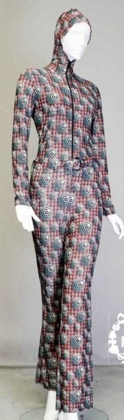 Maille Classique (automne-hiver 1996/97, collection "La boule et le cube") COMBINAISON-PANTALON en jersey polyamide imprimé figruant un motif psychédélique dans les tons blanc, vert canard et noir sur fond délavé sang de boeuf, capuche sur fermeture éclair jusqu'à la taille soulignée d'une ceinture à boucle, manches longues (griffe noire, graphisme rouge et blanc) (TM) Bibliographie: ensemble similaire reproduit