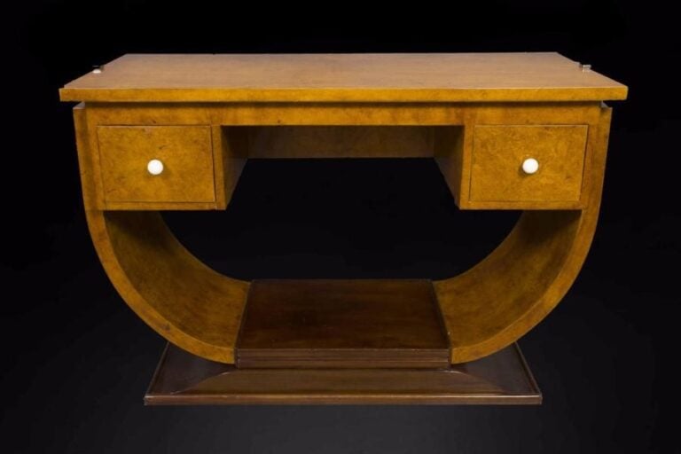 MAISON DOMINIQUE, André DOMIN (1883-1962) & Marcel GENEVRIERE (1885-1967) Bureau de milieu en placage de loupe d'amboine à plateau rectangulaire appliqué de "L" renversés en métal nickelé, ouvrant par deux tiroirs latéraux, sur un piétement lyre sur base en doucin