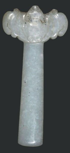 Manche d'éventail en jade blanc à décor en léger relief de deux chauves-souri