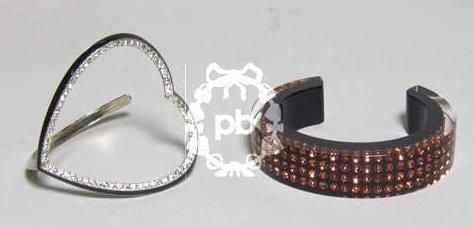 MANCHETTE 'coeur' en métal chromé émaillé noir sertie de petits strass (signée