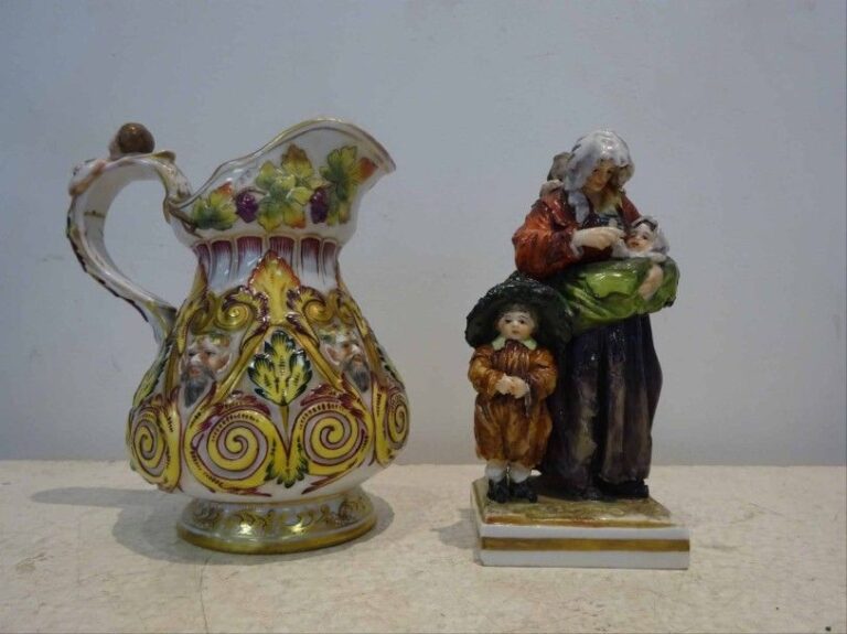 Manufacture de CAPODIMONTE (Naples, Eqpoue XXe siècle) Sujet en porcelaine émaillée polychrome représentant une napolitaine aux trois enfant