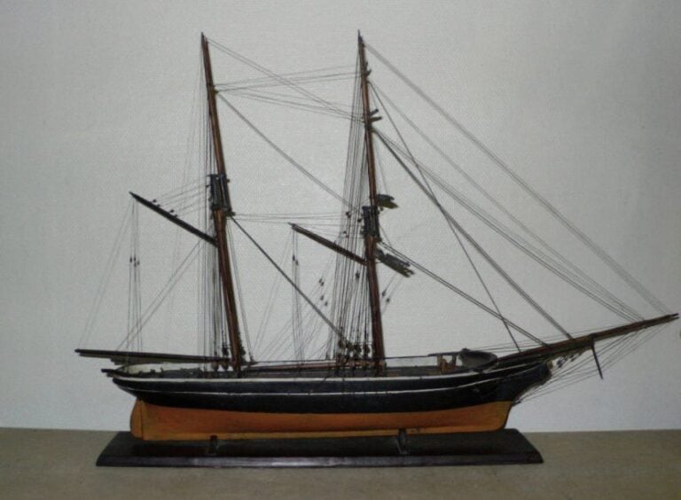 MAQUETTE D'UN DEUX-MÂTS Coque en bois peint à sec de toile, joli gréémen