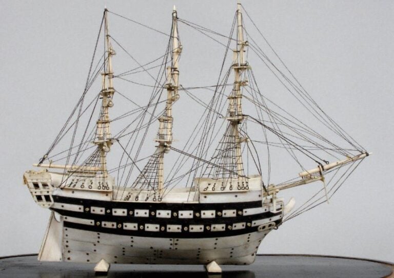 MAQUETTE D'UN TROIS-MÂTS ARMÉ en ivoire et o