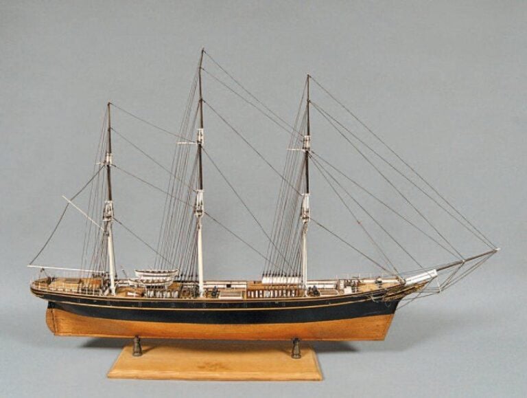 MAQUETTE D'UN TROIS-MÂTS Coque en partie cuivré