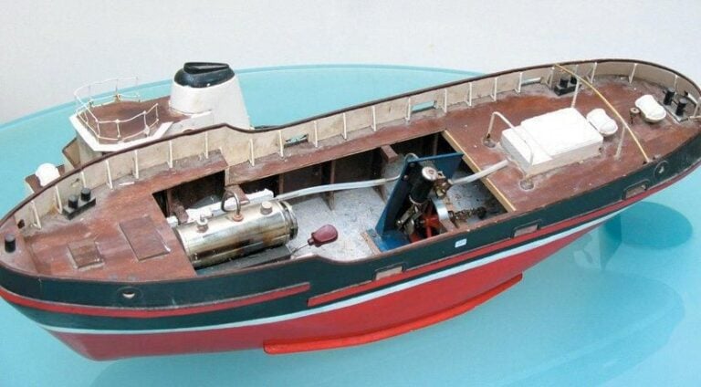 MAQUETTE DE REMORQUEUR actionnée par une machine à vapeu