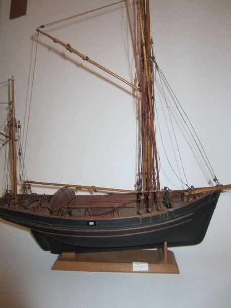 MAQUETTE DE THONIER en bois, coque peinte en noi