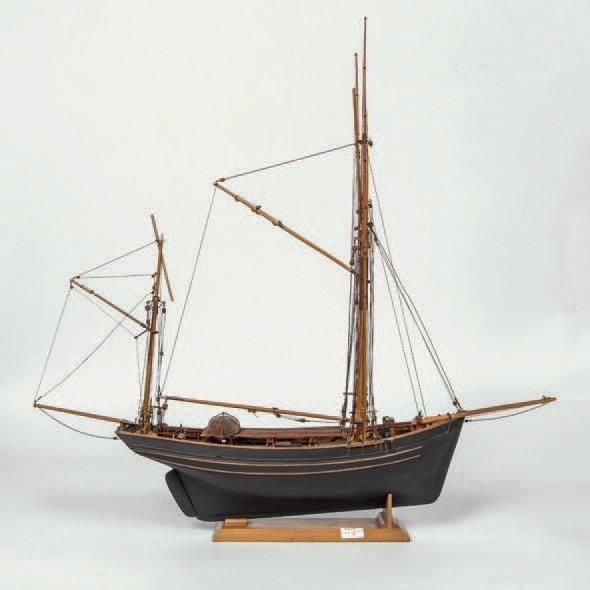 Maquette de Thonier en bois, coque peinte noi