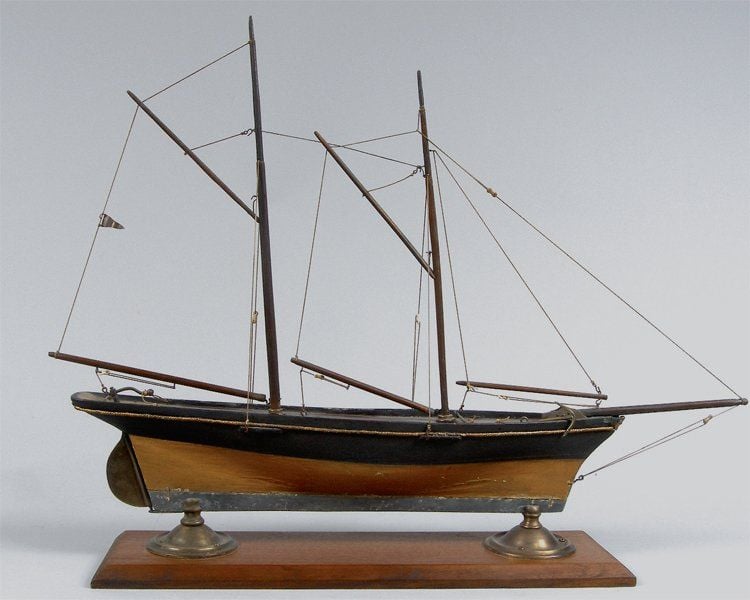 MAQUETTE DE YACHT dite de yachting, réalisée en acajou, zinc et laito