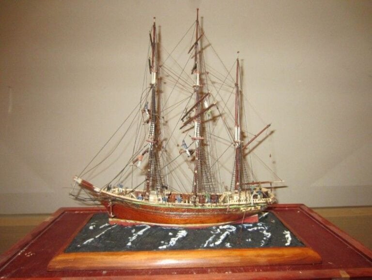MAQUETTE DU TROIS MATS «VENGEUR», présentée à sec de toil