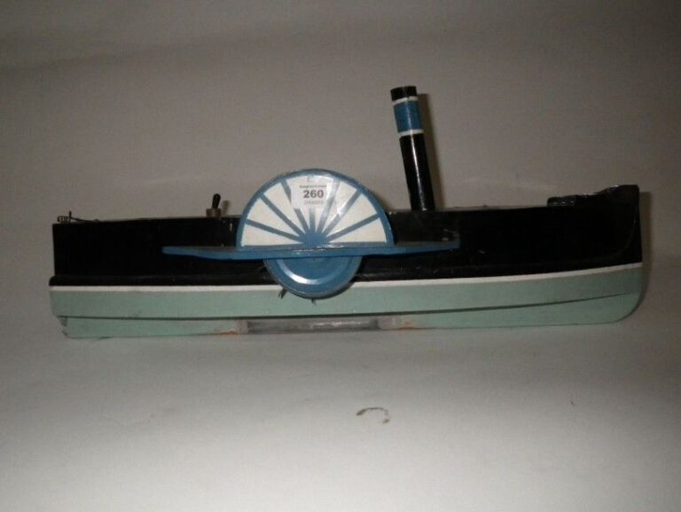 Maquette jouet bateau à aubes en tôle peinte, équipée d'un petit moteur électrique Lon