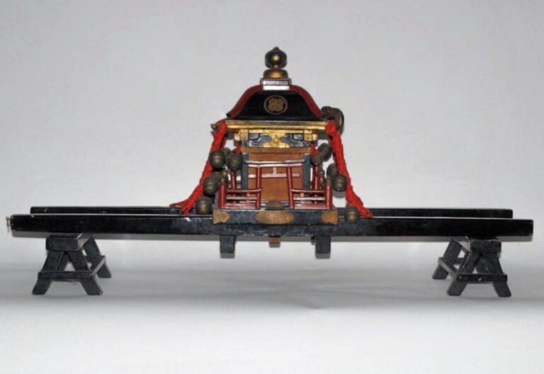 Maquette mikoshi d'un autel Shinto avec torii destinée à être portée durant les festival