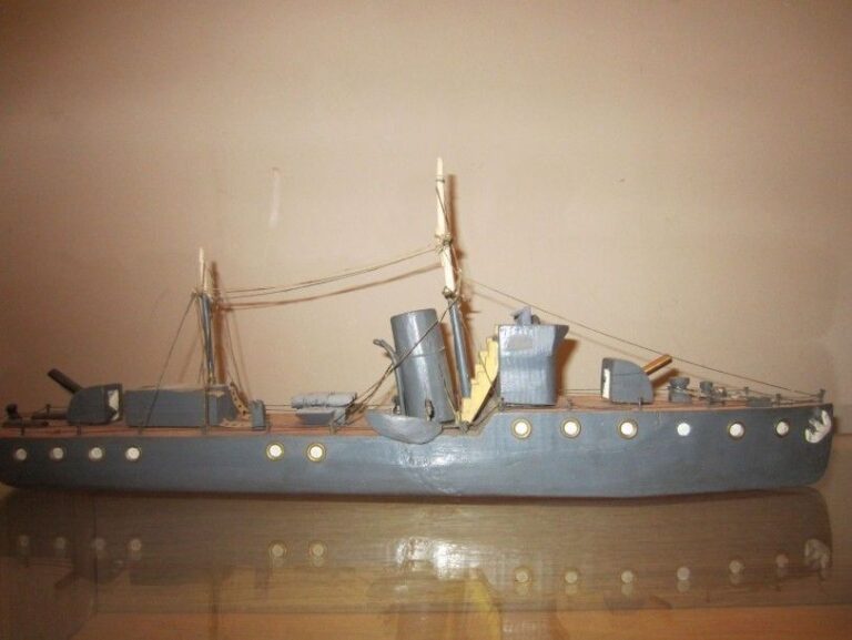 MAQUETTE NAIVE D'UN NAVIRE DE GUERRE réalisée en bois peint gris «Navy» avec mats et tourelles Longueur: 52 cm
