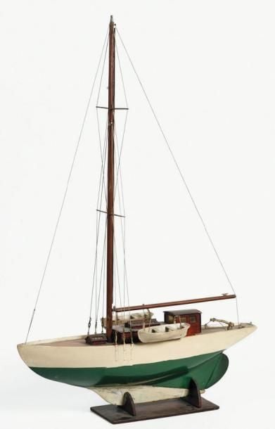 MAQUETTE NAVIGANTE D'UN VOILIER Coque lestée en bois peint blanche et vert