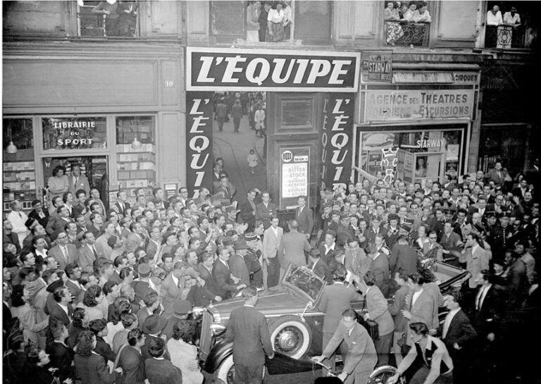 Marcel Cerdan au journal «L'Équipe» - 1948 © Collections L'Équipe 1er octobre 194