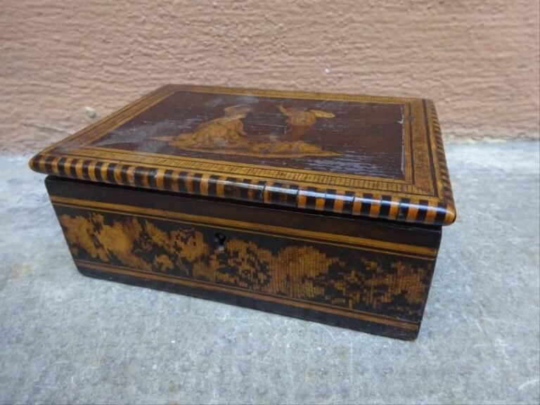 Marqueterie de SORRENTO Coffret en bois d'olivier à décor d'un marqueterie d'un couple de danseurs, bandes de micro marqueterie sur les cotés de la boite H : 6 cm, l : 15,5cm , P : 11cm