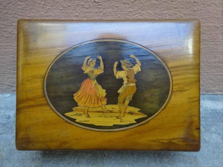 Marqueterie de SORRENTO Coffret en bois olivier,  Décor en médaillon de marqueterie d'un couple de danseur Inscription « Nice » au dessus de la serrure sans clef, fond légèrement fendu H : 8cm, L : 19,5cm, P : 14 cm