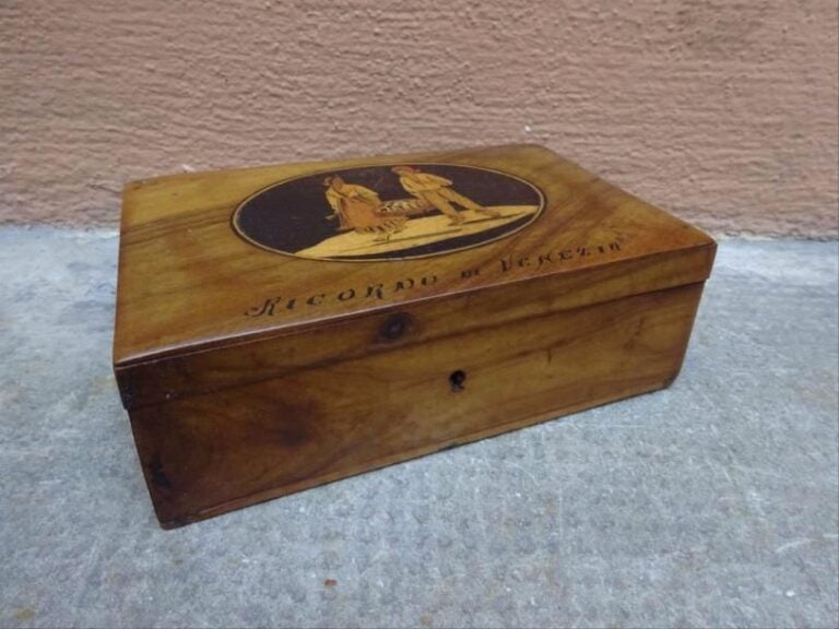 Marqueterie italienne Petit coffret en bois d'olivier à décor en médaillon , marqueterie représentant un couple portant un panier, marqué sus le médaillon « Ricordo Di Venezia », manque un coté du coffret H :6cm, L :17 cm, P : 11 cm