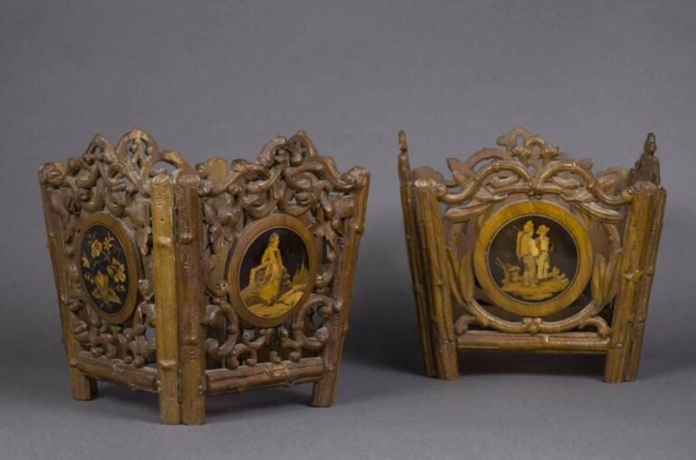 MARQUETERIE NICOISE - Paire de parements de cache-pots articulés et pliables en olivier et marquéterie d'olivie