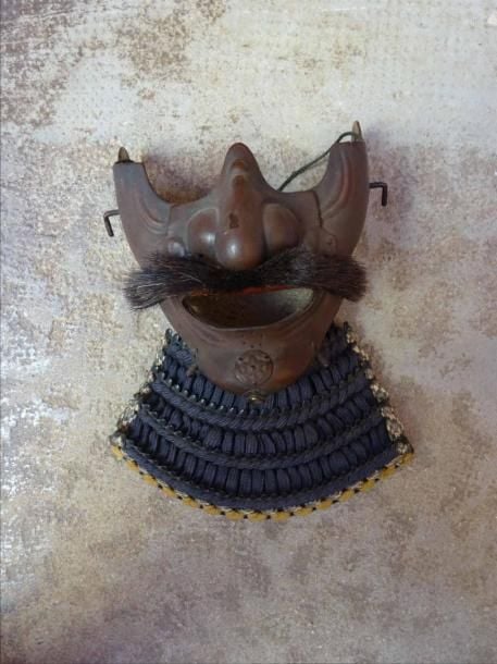 MASQUE DE SAMOURAI DE TYPE RESSEI, HOATE MENPO, ET SON GORGERIN, YODARE-KAKI Japon, Période Meiji / Showa, Epoque début du XXe siècle En fer, agrémenté d'une moustach