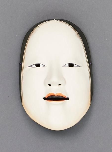 Masque de théâtre Noh représentant le visage d'une "jeune fille" (otome) au visage blanc (garni de laque gofun