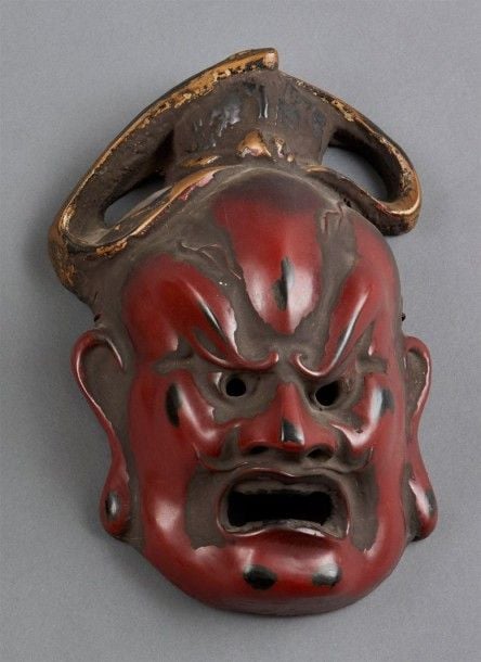 Masque en bois laqué rouge foncé figurant, d’après l’étiquette à l’intérieur du masque, la tête de Kongo Rikishi du temple Tôdaij