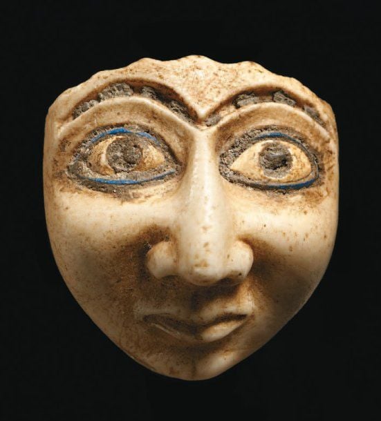 MASQUE Petit masque en pierre, aux sourcils formant un feston, yeux incrustés et nez de type sémitiqu