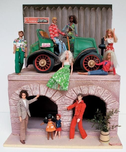 Mattel - Old Timer - Présentoir display de Magasin avec 10 poupées - Hors Commerce Neuf avec Carton d'origine France, 1976 Dimensions 70 x 50 x 90 cm