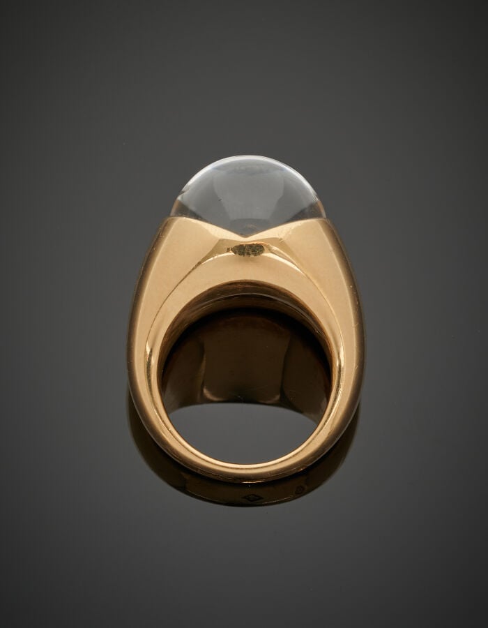 MAUBOUSSIN - BAGUE modèle "transparence" en or jaune (750‰) serti d'une boule d…