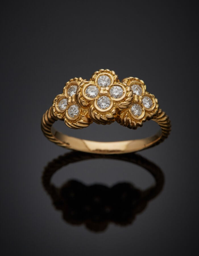 MAUBOUSSIN - BAGUE "trois trèfles" en or jaune (750‰) entièrement ciselé, serti…