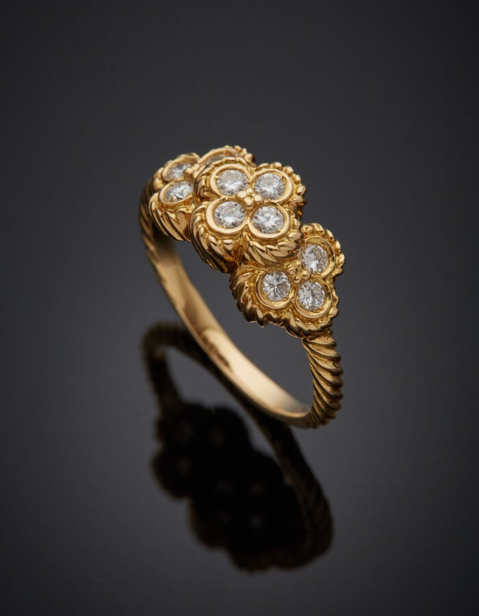 MAUBOUSSIN - BAGUE "trois trèfles" en or jaune (750‰) entièrement ciselé, serti…