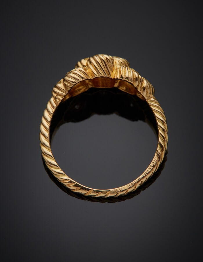 MAUBOUSSIN - BAGUE "trois trèfles" en or jaune (750‰) entièrement ciselé, serti…