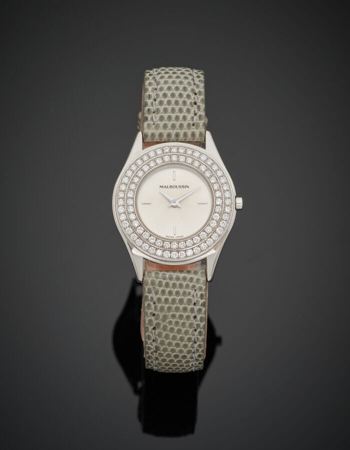 MAUBOUSSIN - BRACELET MONTRE ronde de dame en or gris (750‰). Lunette sertie d'…