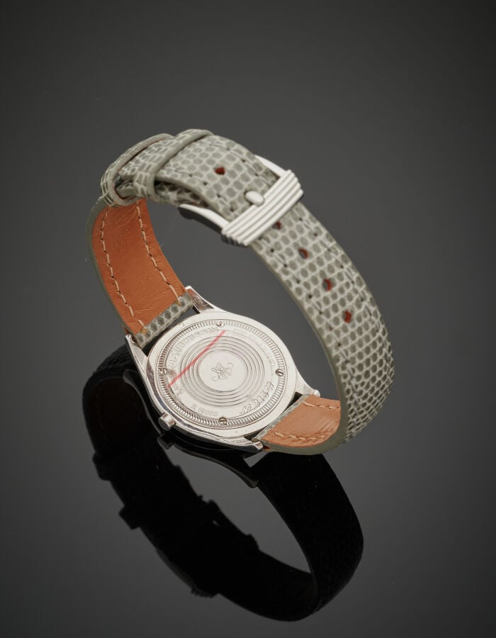 MAUBOUSSIN - BRACELET MONTRE ronde de dame en or gris (750‰). Lunette sertie d'…
