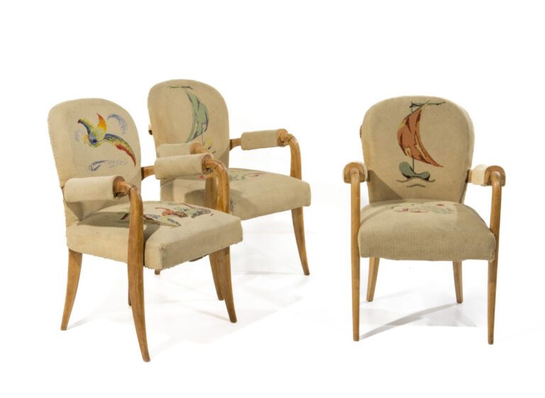 MAXIME OLD (1910-1991) - Suite de trois fauteuils en noyer à dossier légèrement…