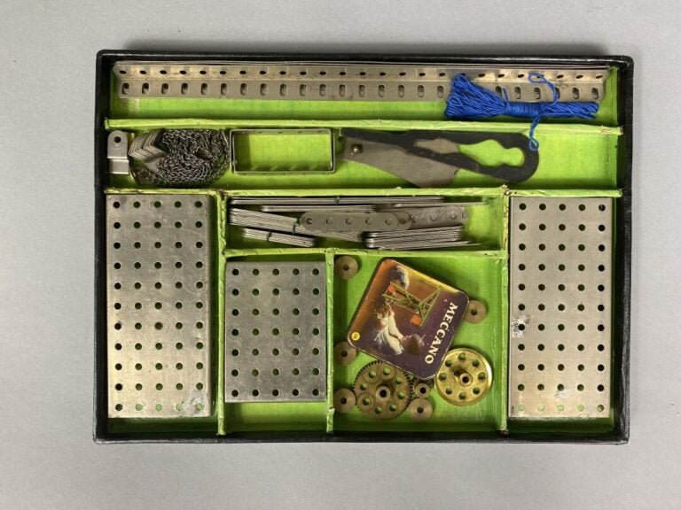 MECCANO - Important lot de Meccano, certains avec boîtes. Divers modèles et dim…