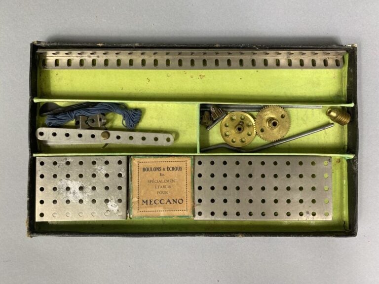 MECCANO - Important lot de Meccano, certains avec boîtes. Divers modèles et dim…