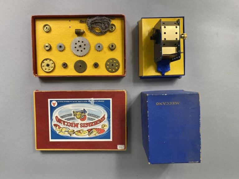 MECCANO - Important lot de Meccano, certains avec boîtes. Divers modèles et dim…