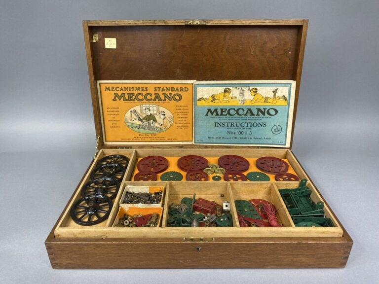MECCANO - Important lot de Meccano, certains avec boîtes. Divers modèles et dim…