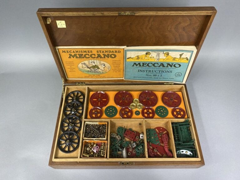 MECCANO - Important lot de Meccano, certains avec boîtes. Divers modèles et dim…