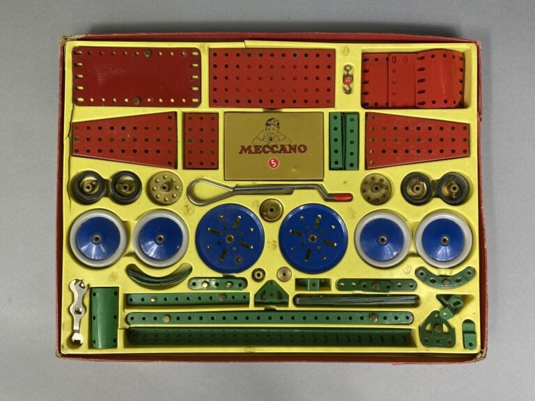 MECCANO - Important lot de Meccano, certains avec boîtes. Divers modèles et dim…
