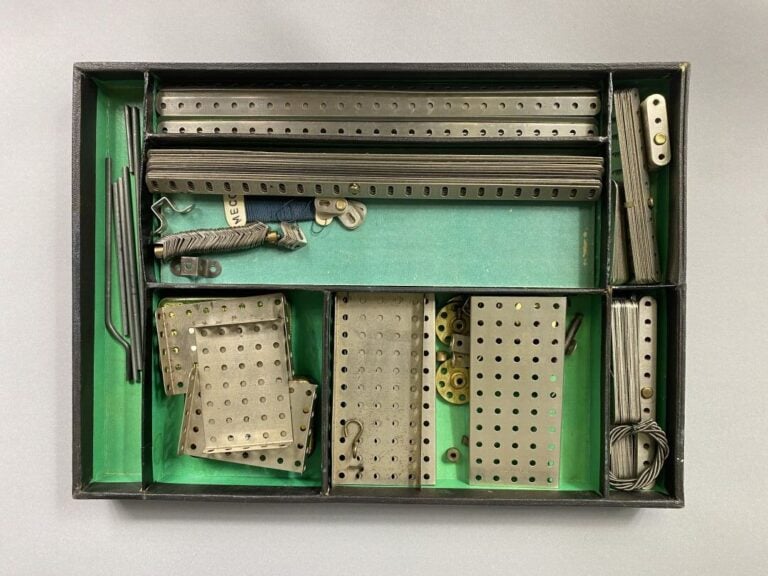 MECCANO - Important lot de Meccano, certains avec boîtes. Divers modèles et dim…