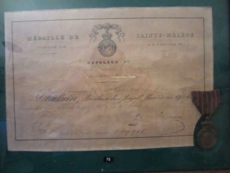 MEDAILLE DE SAINTE- HELENE présentée encadrée sous verre avec son brevet attribué à un grenadier du 29ème de ligne