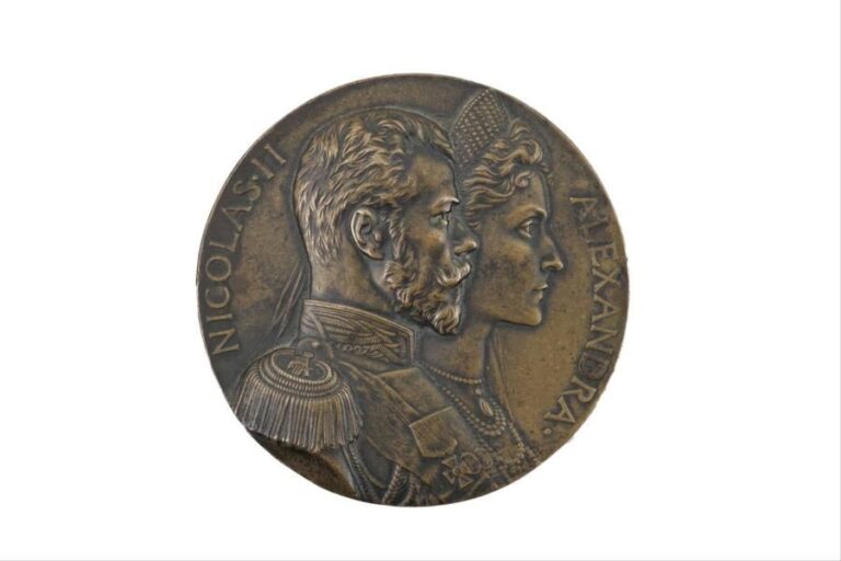 Médaille en bronze commémorative de la Visite de l'empereur Nicolas II et de l'impératrice Alexandra Féodorovna en France en octobre 1896, ornée sur l'avers de leurs profils et légendée sur le revers avec les armes des deux pay
