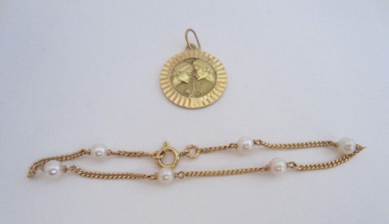 Médaille en or jaune (750 millièmes)gravé d'un motif de deux profils et d'une inscription "Hoy y sempre" et d'un bracelet en or jaune (750 millièmes) composé d'une chaînette alternée de perles de cultur